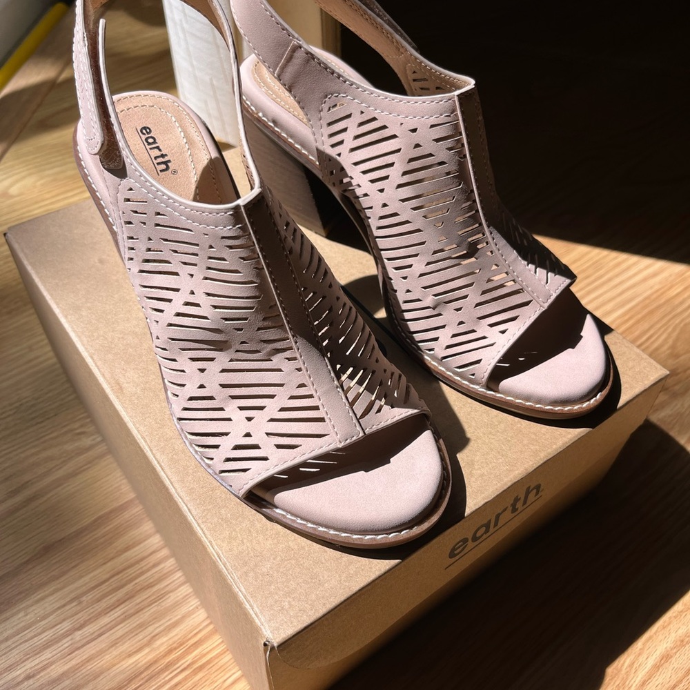 Earth Women's Tan Peep-Toe Sandals